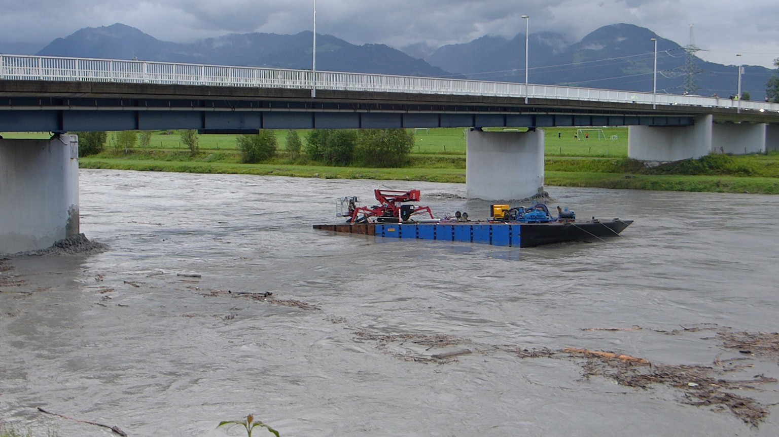 Einige der Arbeitsgeräte sind bei Kollisionen mit Brückenpfeilern in den Rhein gefallen.