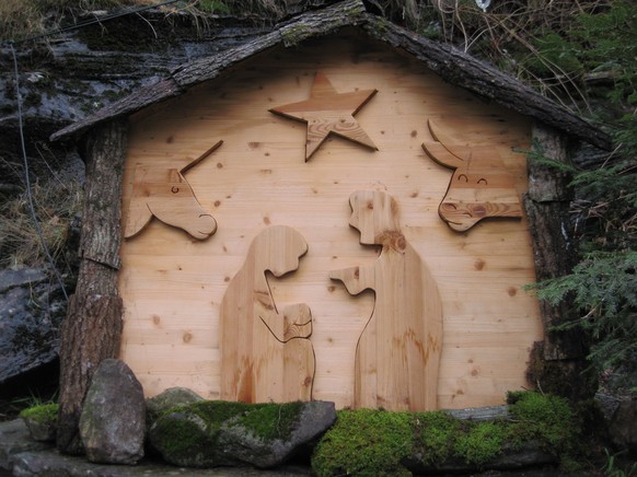 Die Krippe aus Holz zeigt auf einfache Art und Weise die Weihnachtsgeschichte.