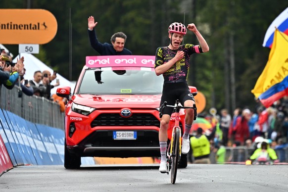 epa11360775 German rider Georg Steinhauser of Ef Education - Easypost wins the 17th stage of the 107th Giro d&#039;Italia 2024, cycling race over 159 km from Selva Val Gardena to Passo Brocon, Italy,  ...