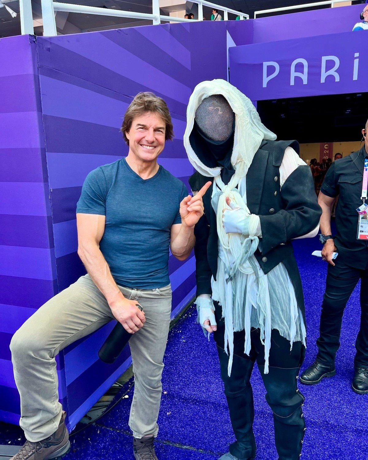 On sait enfin qui se cachait derrière le mystérieux porteur de flamme aux JO de Paris 2024