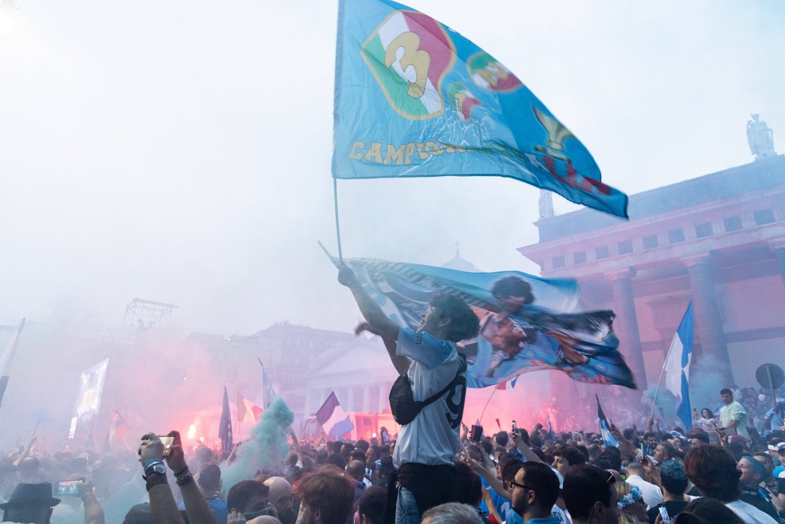 Napoli Supporter holding flag during Italian Serie A scudetto victory celebrations, Piazza Plebiscito, Naples, Italy, June the 4th, 2023. Ã Photo: Cinzia Camela. PUBLICATIONxNOTxINxITA Copyright: xCin ...