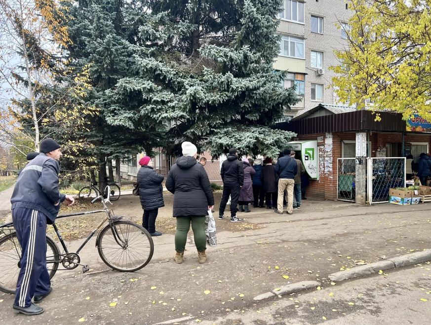 Vor Bankomaten in Konstantinowka bilden sich Schlangen.