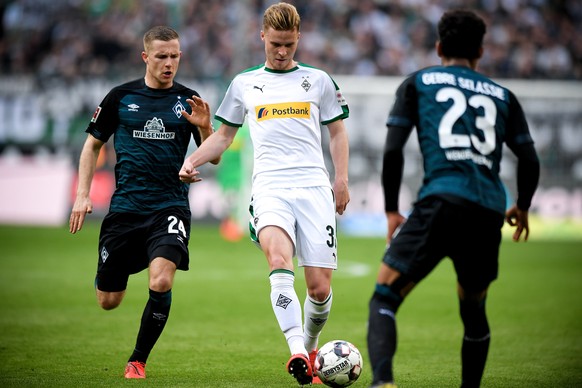 epa07490619 Moenchengladbach&#039;s Nico Elvedi (C) in action against Bremen players Johannes Eggestein (L) and Theodor Gebre Selassie (R) during the German Bundesliga soccer match between Borussia Mo ...