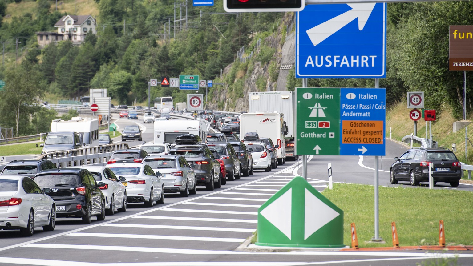 Der Ferienreiseverkehr staut sich vor dem Gotthard-Tunnel in Richtung Sueden bei der Autobahneinfahrt in Wassen im Kanton Uri auf mehreren Kilometern, am Samstag, 8. Juli 2023 in Wassen. (KEYSTONE/Urs ...