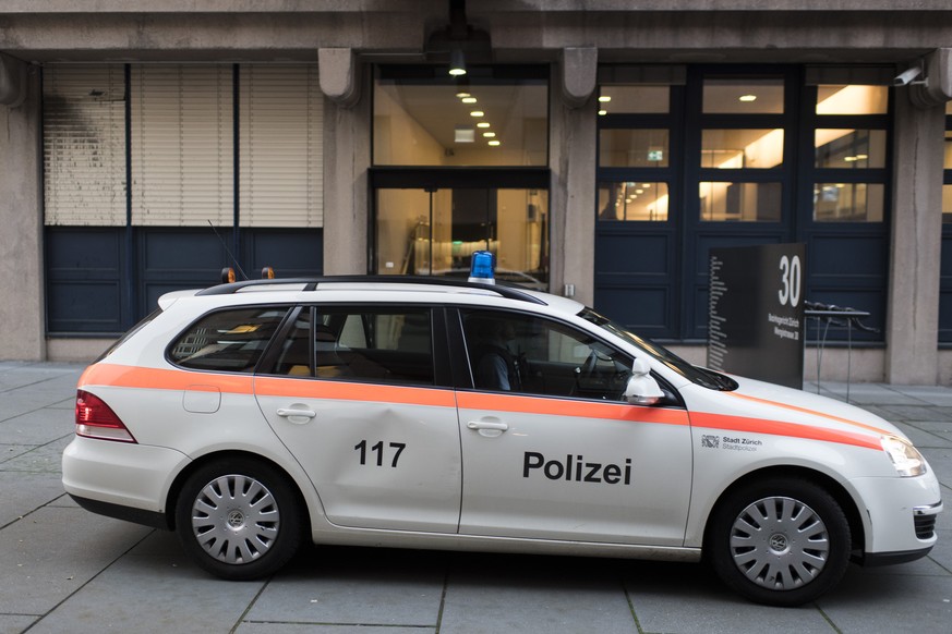 Ein Polizeifahrzeug vor dem Bezirksgericht, anlaesslich der Anklage gegen Zuercher Polizisten wegen Rassismus, Amtsmissbrauch und Koerperverletzung, aufgenommen am Montag, 21. November 2016 in Zuerich ...