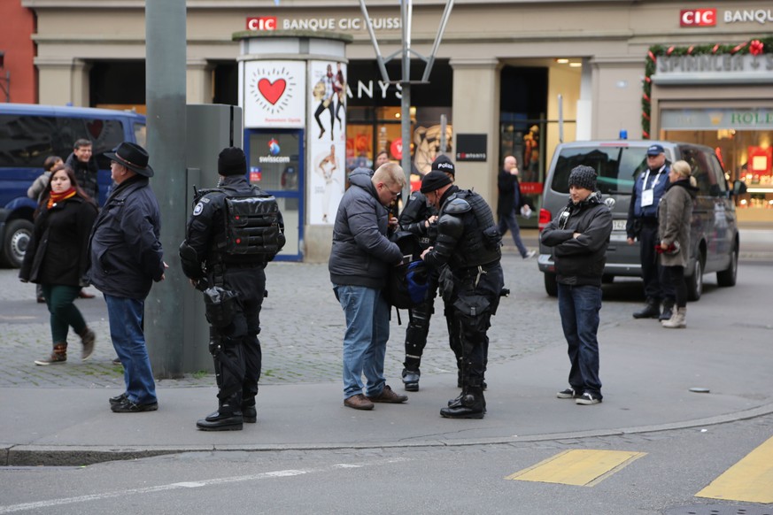 Polizisten an der Gerbergasse.