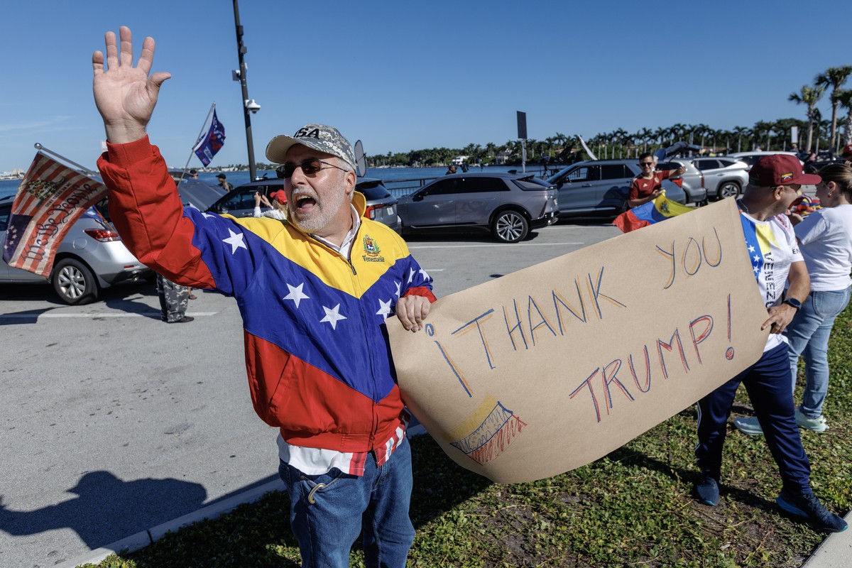 epa12623890 Venezuelans in West Palm Beach react to the US military actions in Venezuela, near President Trump's Mar-A-Lago Club in Palm Beach, Florida, USA, 03 January 2026. President Trump anno ...