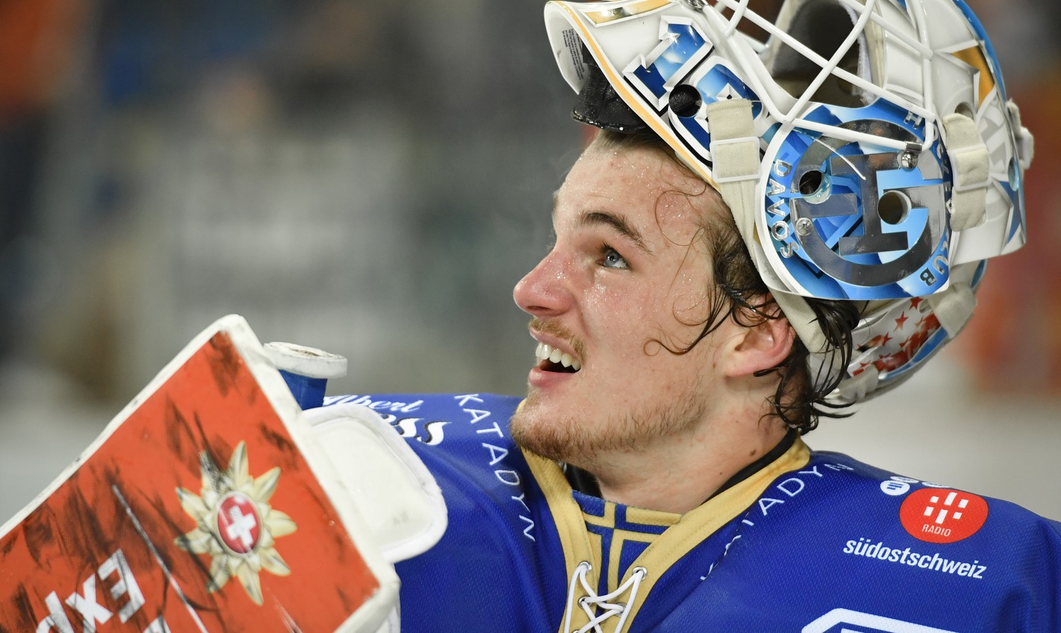 Goalie Gilles Senn von Davos, aufgenommen nach dem Eishockey-Qualifikationsspiel der National League A zwischen dem HC Davos und EHC Biel, am Donnerstag, 22. Dezember 2016, in der Vaillant Arena in Da ...