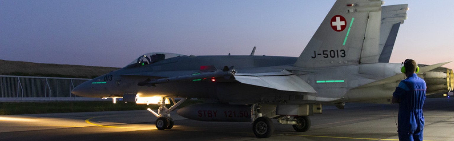 Ein F/A-18 Flugzeug rollt aus dem Hangar- nach der Entdeckung von Rissen werden sämtliche F/A-18-Flugzeuge der Schweizer Luftwaffe überprüft, und die Flugshow auf der Axalp vom Donnerstag wurde abgesa ...