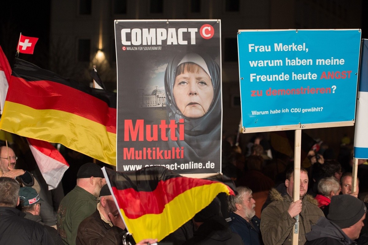 epa05031677 Participants during a rally of Alternative for Germany (AfD) party in Erfurt, Germany, 18 November 2015. The far-right organisation AfD is leading a demonstration against German asylum pol ...