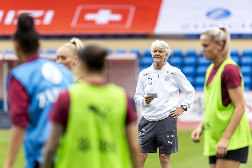 Switzerland&#039;s head coach Pia Sundhage observes her players during a training session of Switzerland team at the Stade de la Pontaise, in Lausanne, Switzerland, Sunday, July 14, 2024. (KEYSTONE/Sa ...