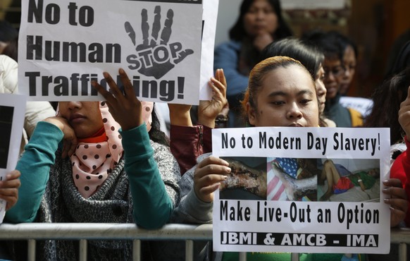 Stoppt den Menschenhandel, forderten die Haushälterinnen, die überwiegend aus Indonesien und von den Philippinen stammen.