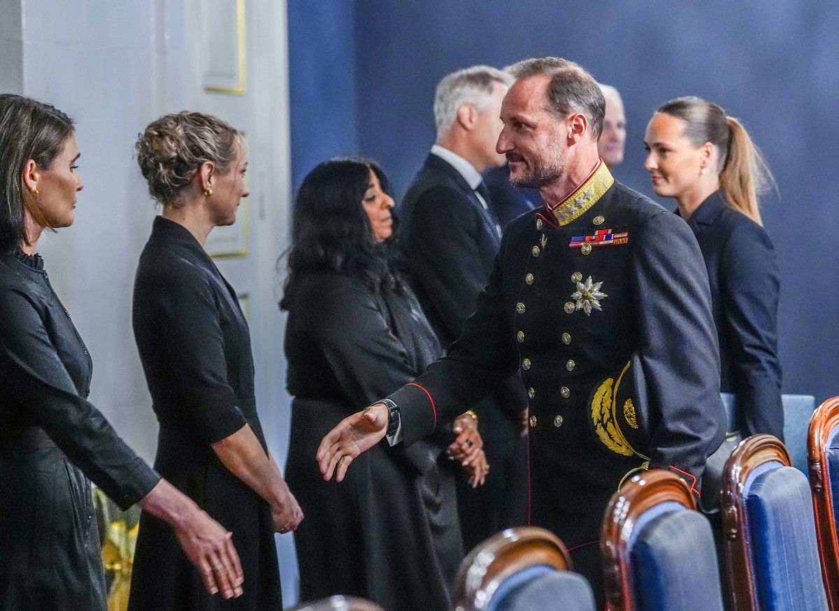 KEYPIX - epa13196661 Norway's new King Haakon VIII (2-R) and Crown Princess Ingrid Alexandra (R) greet attendees on the occasion of an extraordinary cabinet meeting at the Royal Palace in Oslo, N ...