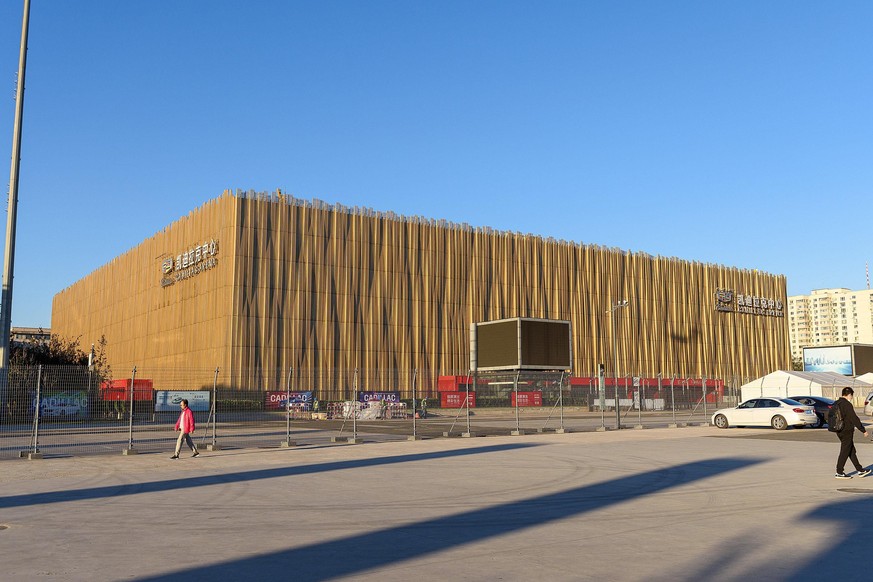 Das Wukesong-Stadion in Peking. Rund um die Sportstätten werden derzeit hohe Zäune mit Stacheldraht errichtet. 