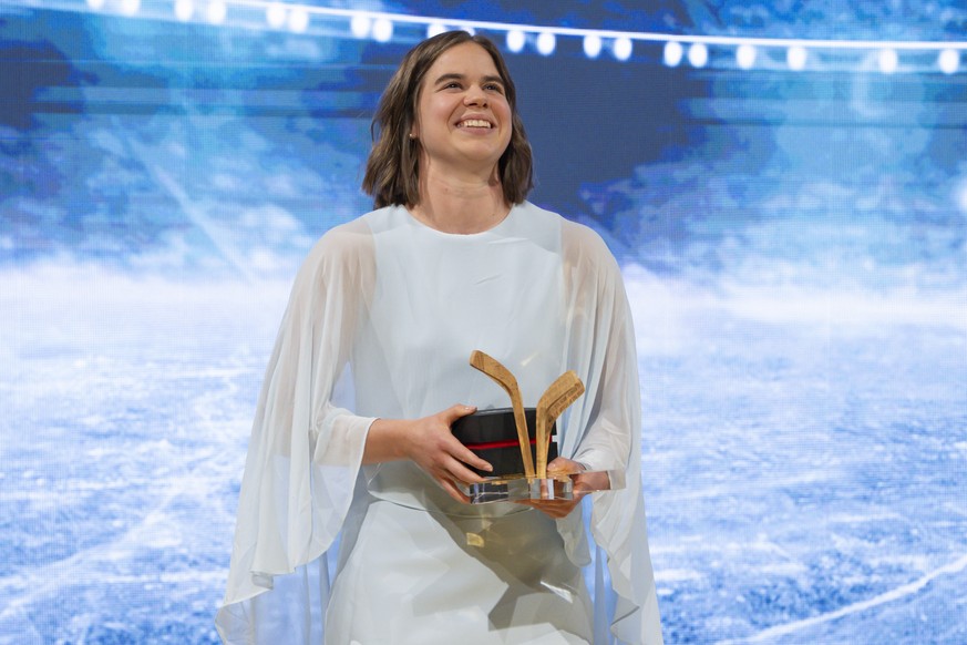 Woman of the Year, Alina Mueller (Boston Fleet )bei der Awards Verleihung an der Swiss Ice Hockey Night, am Donnerstag, 30. Juli 2026, in Interlaken. (KEYSTONE/Peter Schneider)
