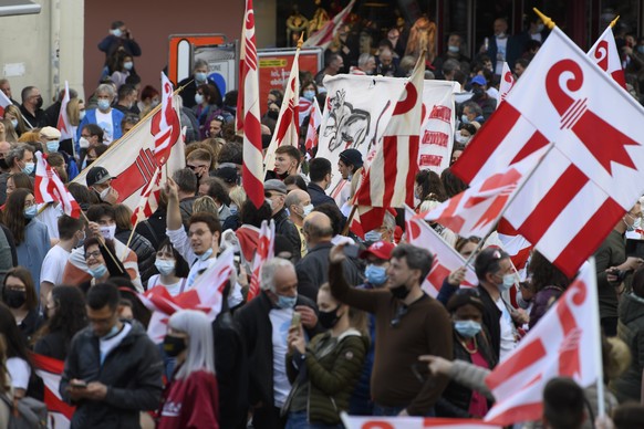 Des personnes celebrent la victoire apres l&#039;annonce des resultats du &quot;oui&quot; de la ville de Moutier au canton du Jura devant l&#039;hotel de ville, le dimanche 28 Mars 2021 a Moutier. Les ...