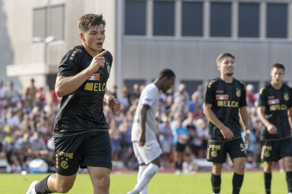 Die GC Spieler mit Nikolas Muci, links, feiern das Tor zum 0:2 beim Schweizer Cup der 1. Runde zwischen dem FC Lachen Altendorf und den Grasshoppers vom Sonntag, 17. August 2025 in Lachen. (KEYSTONE/U ...
