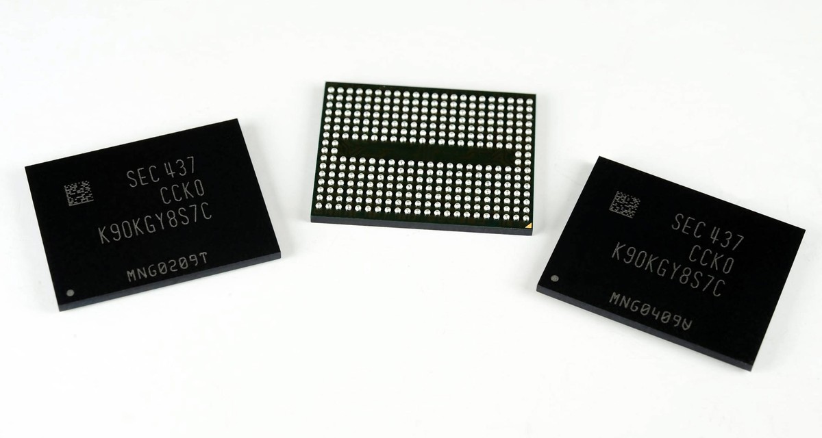 epa04437767 A handout picture released by Samsung Electronics Co on 09 October 2014 shows three-bit vertical NAND flash memory chips, after Samsung began mass production of the new chips for the first ...