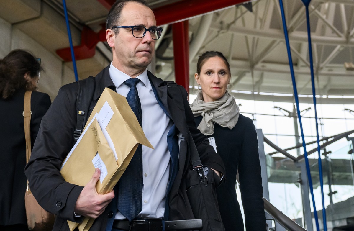 Alain Chablais, gauche, agent du gouvernement suisse, reagit apres la publication de la decision de La Grande Chambre de la Cour europeenne des droits de l'homme suite a la requete deposee par le ...