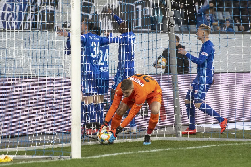 Die Spieler des FC Luzern feiern das 1:0 hinter dem YB Torhüter David von Balmoos, vorne, beim Schweizer Cup 1/4 Final Spiel zwischen dem FC Luzern und dem BSC Young Boys vom Mittwoch, 6. Maerz 2019 i ...