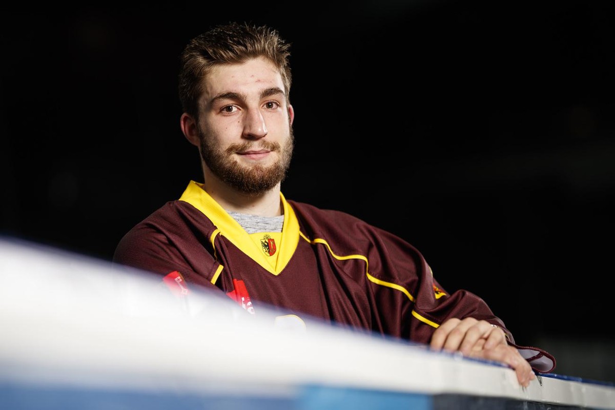 Le joueur de l'equipe junior elite du Geneve Futur Hockey (AGFH), Mathieu Vouillamoz, pose pour une photo ce jeudi 1 novembre 2018 a la patinoire des Vernets a Geneve. (KEYSTONE/Valentin Flauraud ...