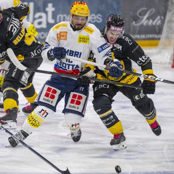 PostFinance Top Scorer Michael Joly (HCAP), links, gegen Louis Robin (HCA), rechts, im Qualifiaktionsspiel der Eishockey National League zwischen dem HC Ajoie und dem HC Ambri-Piotta in der Raiffeisen ...