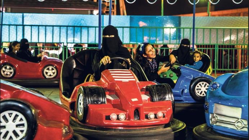 Autofahren ist den Frauen in Saudi-Arabien untersagt. Die wissen sich aber zu helfen: «Dann fahren wir halt Autoscooter!»