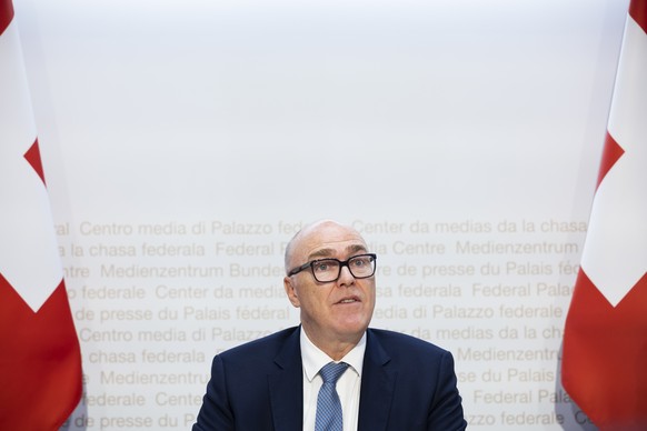 Bundesrat Martin Pfister spricht waehrend einer Medienkonferenz zur Service-Citoyen-Initiative, am Freitag, 10. Oktober 2025 in Bern. (KEYSTONE/Peter Klaunzer)