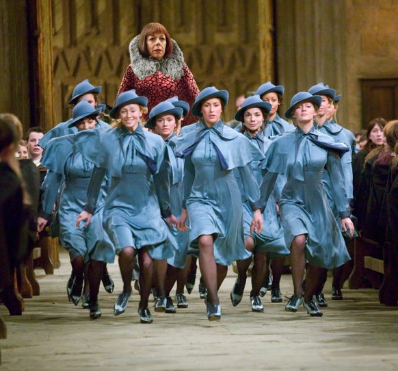 Wie fancy sind denn bitte diese neuen Uniformen einer chinesischen Airline? 😍
Die Uniform erinnert mich stark an die Beauxbatons aus dem 4. Harry Potter-Film.