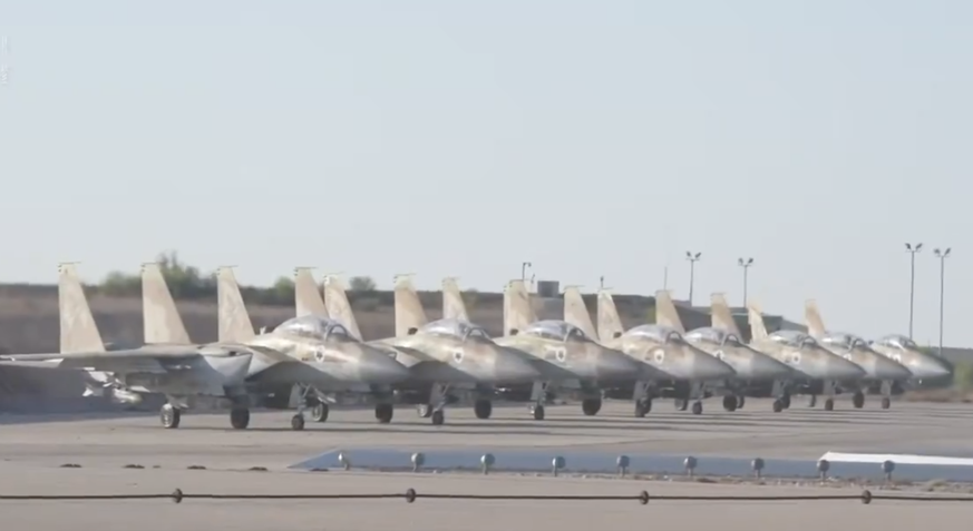 Israelische F-15-Jets, welche die bunkerbrechenden Bomben abwarfen.