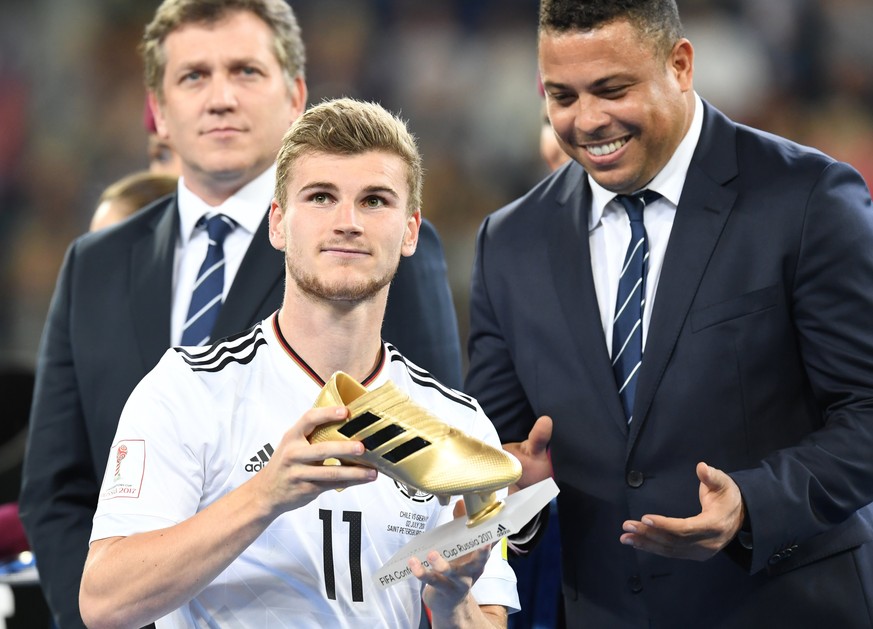 epa06062463 Germany&#039;s Timo Werner receives the top scorer award from Brazilian former soccer player Ronaldo (R) after the FIFA Confederations Cup 2017 final match between Chile and Germany at the ...