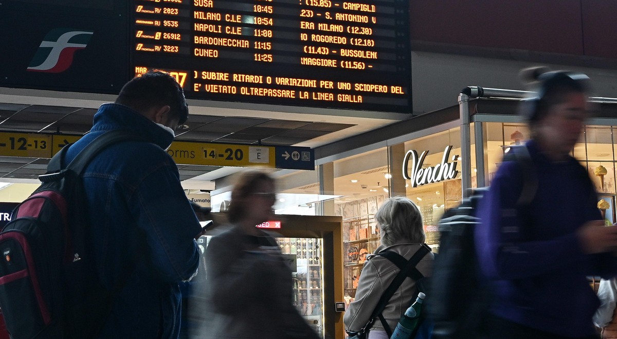 epa12077591 Passengers wait at Porta Nuova station amid delays caused by the strike by staff of the national state-owned railway company Ferrovie dello Stato Italiane (FS) group, in Turin, Italy, 06 M ...