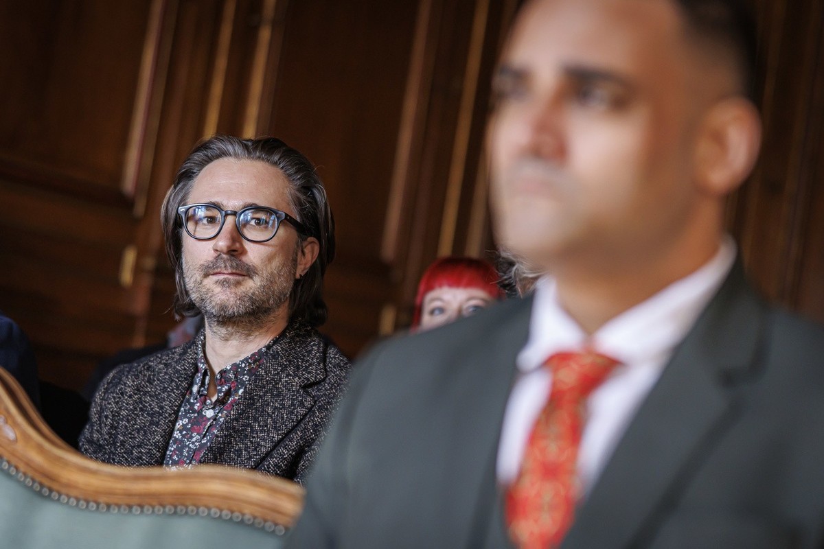 Julien Wicki, candidat du parti socialiste, (gauche) et le candidat Ruben Ramchurn (droite) attendent l'annonce des resultats du 1er tour de l'election complementaire a la municipalite d ...