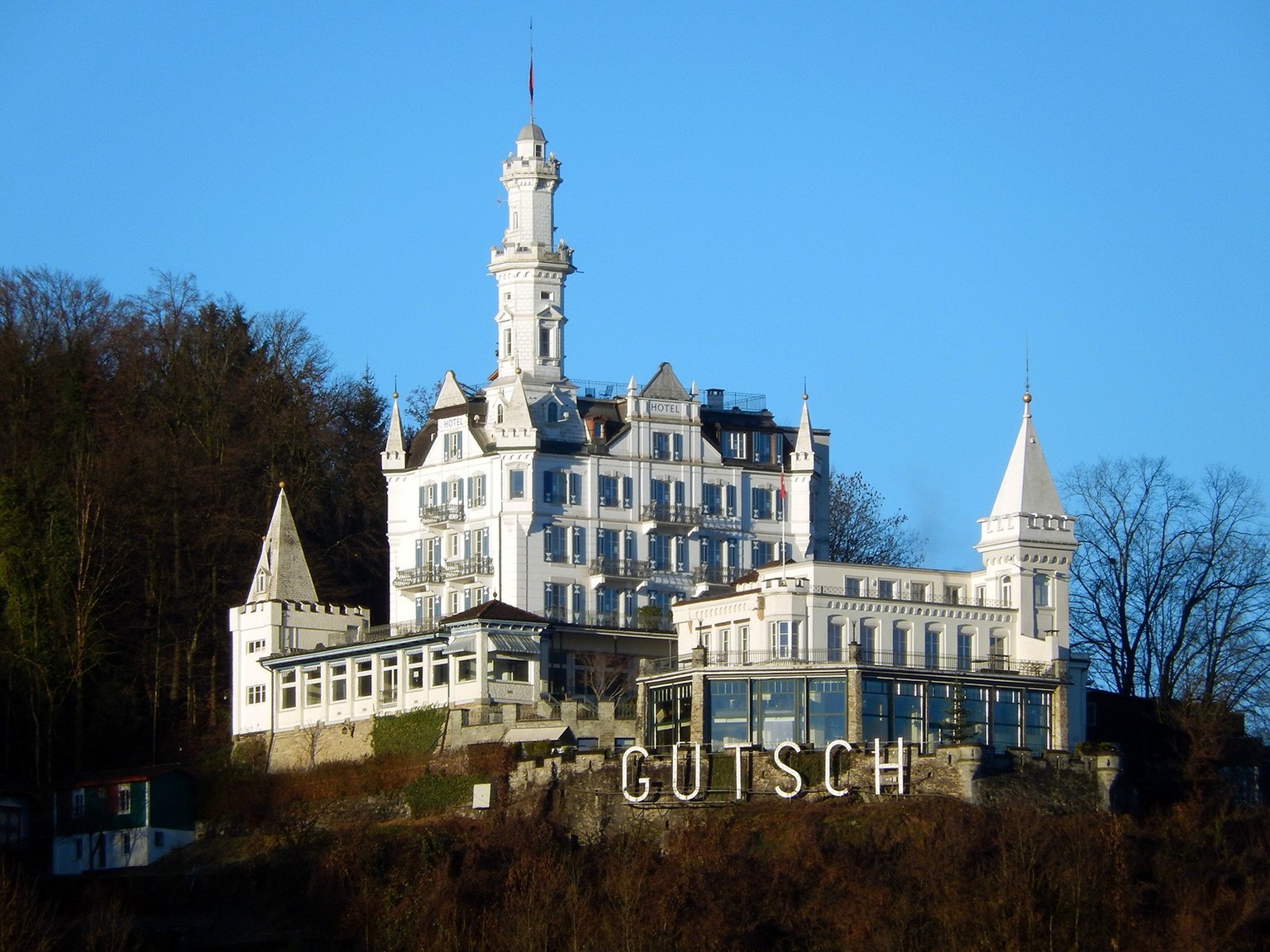 Technik und Zivilisation kraftvoll im Vormarsch, der Hotelbau hingegen romantisierend. Das Schlosshotel Château Gütsch in Luzern, erbaut 1888, erhält seine heutige Gestalt 1901.
https://de.wikipedia.o ...