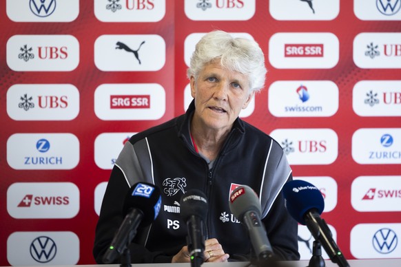 Pia Sundhage, Cheftrainerin der Schweizer Frauen Fussball Nationalmannschaft, spricht waehrend einer Medienkonferenz, am Montag, 9. Juni 2025 in Magglingen. Das Schweizer Frauen Nationalteam befindet  ...