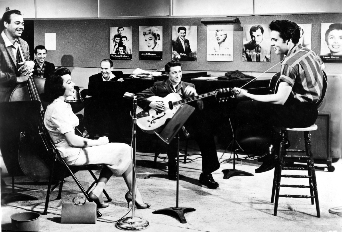 JAILHOUSE ROCK US 1957 JAILHOUSE ROCK US 1957 ELVIS PRESLEY with L-R BILL BLACK, DJ FONTANA, JUDY TYLER, MIKE STOLLER, SCOTTY MOORE Date: 1957. Strictly editorial use only in conjunction with the prom ...