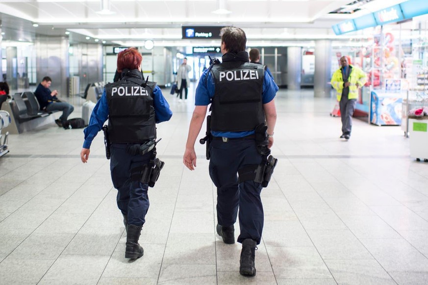 Eine Polizeipatrouille am Flughafen Zürich.