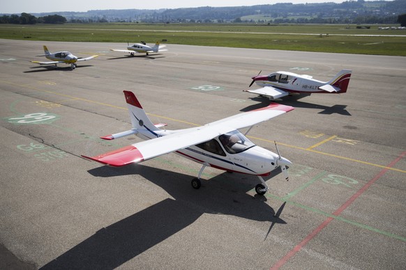 Parkierte Flugzeuge stehen auf dem Flughafen Grenchen, am Donnerstag, 24. August 2017. (KEYSTONE/Peter Klaunzer)