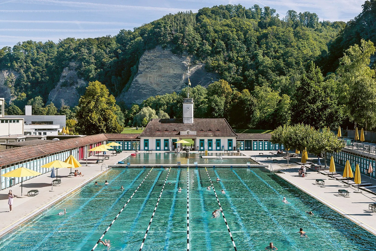 Sommerstimmung im 1929 erbauten Freibad Burgdorf – eines von 50 ausgewählten Bädern in der neuesten Publikation des Schweizer Heimatschutzes. (Foto: Tanja Schätti, Schweizer Heimatschutz)