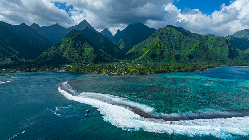 IMAGO / robertharding

Aerial of Teahupoo wave and Tahiti Iti, Society Islands, French Polynesia, South Pacific, Pacific Copyright: MichaelxRunkel 1184-7415