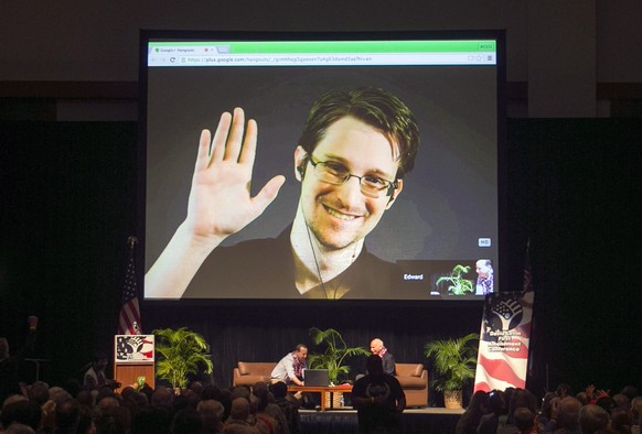 Snowden erscheint im Februar 2015 auf einem Gross-Bildschirm an einer Veranstaltung in Honolulu.