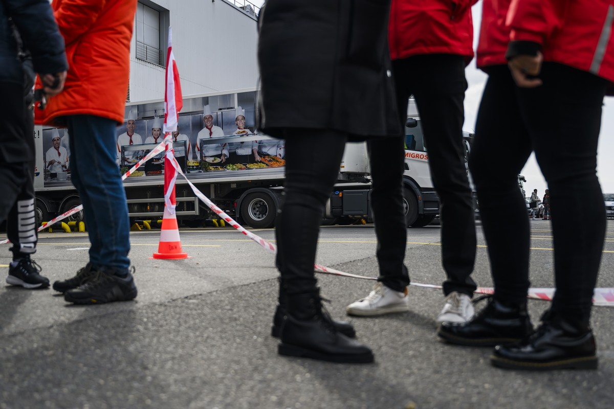 Un camion d'expedition de Migros Vaud arrive devant un quai de chargement pendant un rassemblement d'employes de Micarna, filiale du groupe Migros et de syndicalistes lors d'une journee ...