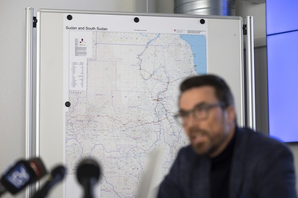 Serge Bavaud, Chef des Krisenmanagement-Zentrums des EDA, spricht vor einer Landkarte von Sudan waehrend einer Medienkonferenz zur aktuellen Lage im Sudan, am Montag, 24. April 2023 in Bern. (KEYSTONE ...