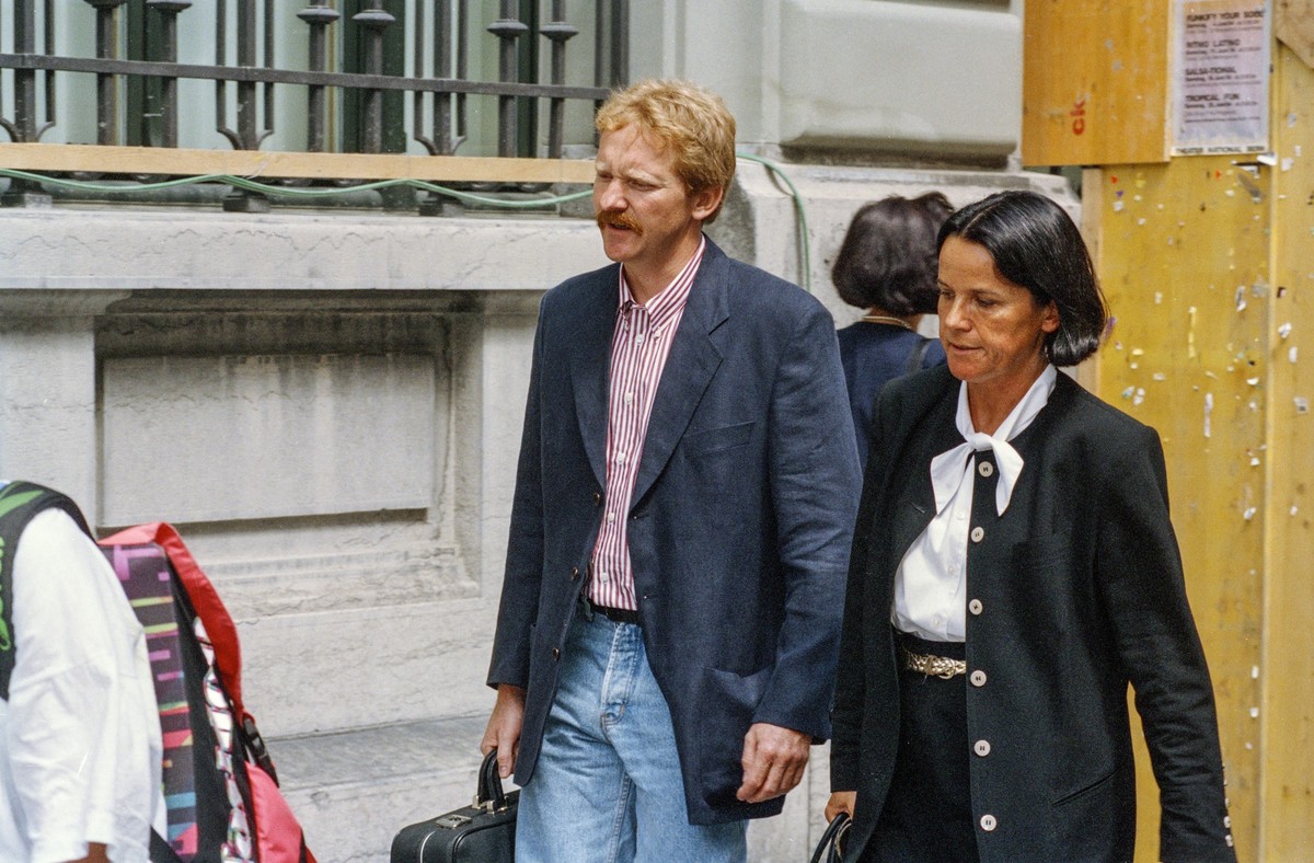 Bruno Zwahlen, links, mit seiner Verteidigerin Eva Saluz, rechts, aufgenommen am 14. April 1985 auf dem Weg ins Obergericht in Bern, wo der erste Prozesstag im Mordfall Zwahlen beginnt. (KEYSTONE/Edi  ...