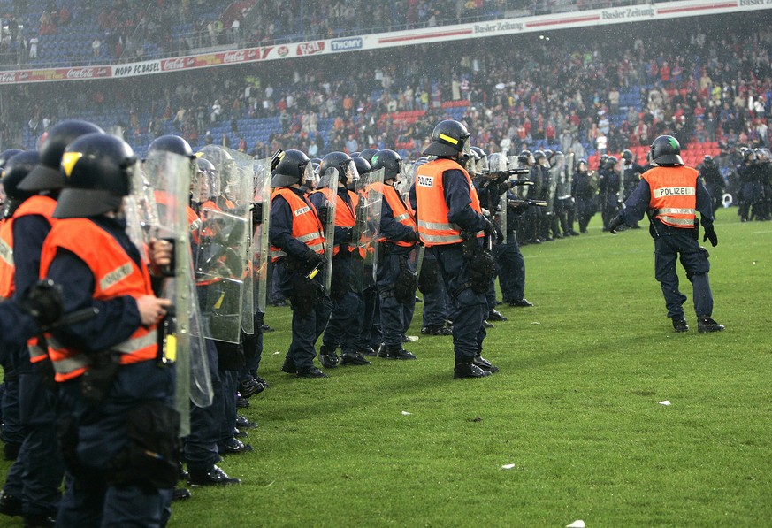 ARCHIV --- ZUR SITZUNG DES GROSSEN RATES BASEL ZUM HOOLIGAN-KONKORDAT STELLEN WIR IHNEN FOLGENDES BILD ZUR VERFUEGUNG --- Die Polizei bildet einen Sicherheitsguertel in der Platzmitte nachdem Basler C ...