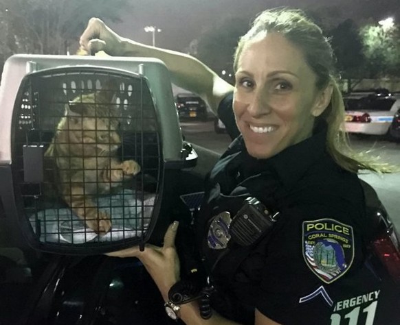 Polizistin rettet Katzen.
