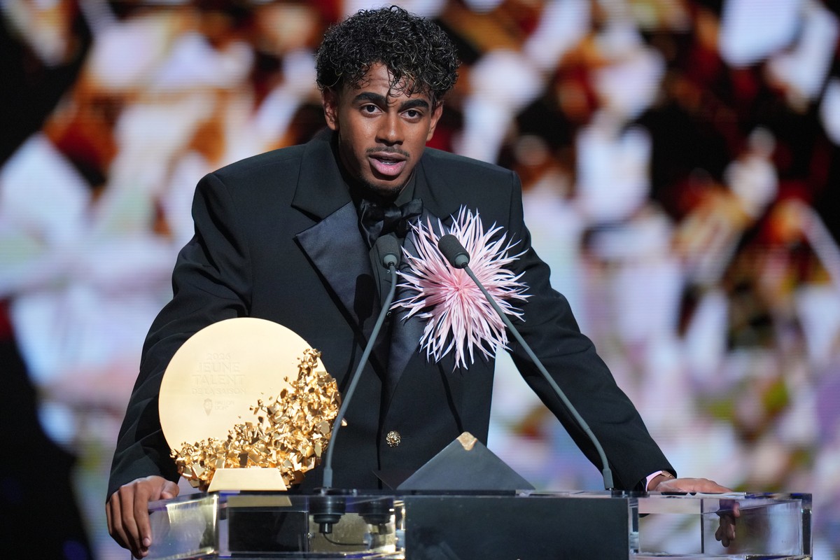 Lamine Yamal speaks after winning the Men's Young Talent of the Year during the Ballon d'Or ceremony at the London Palladium Theatre in London, England, Monday, Oct. 26, 2026 . (AP Photo/Kin ...