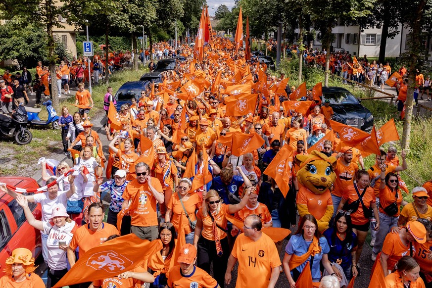 Zurich, Switzerland, July 09st 2025: Fanwalk of the Netherlands Fans before the UEFA Womens EURO 2025 Group D match between England and Netherlands at Letzigrund in Zurich, Switzerland. Philipp Kresni ...