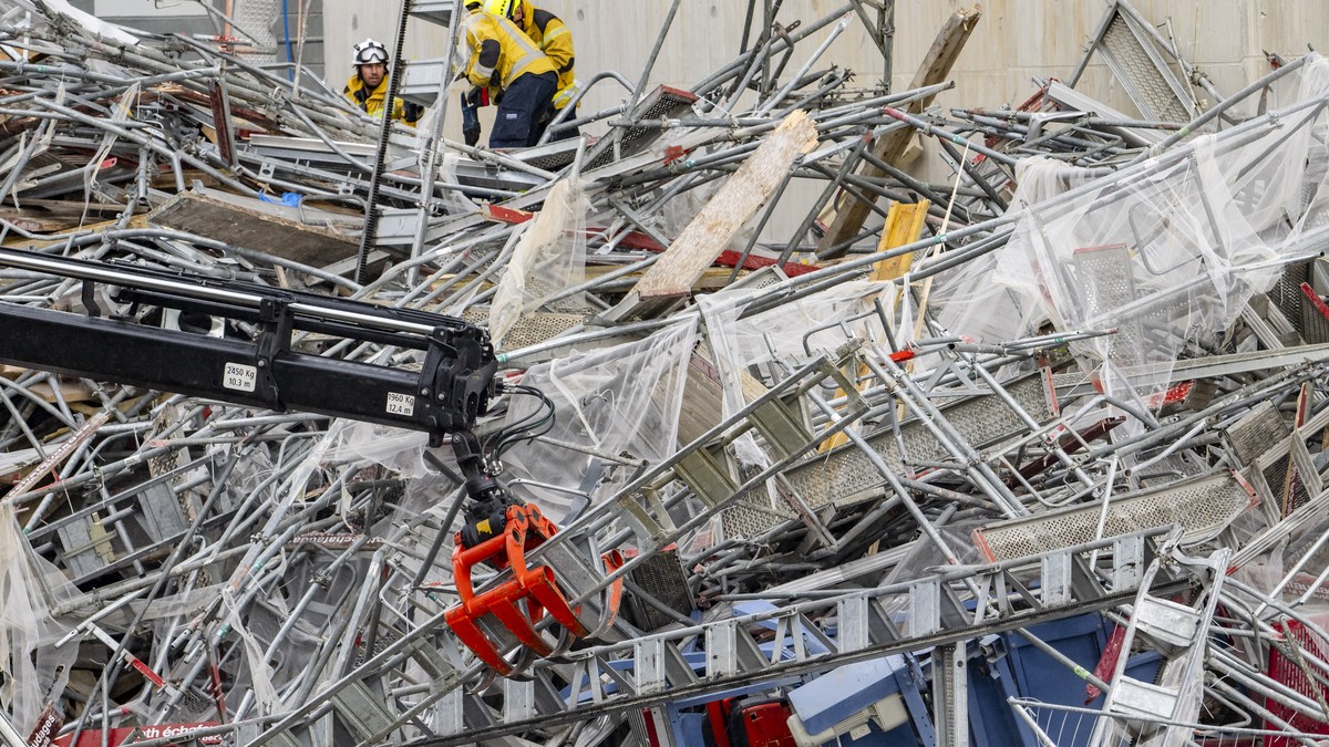 Les services de secours travaillent suite a l'effondrement d'un echafaudage de la tour en bois Malley Phare le vendredi 12 juillet 2024 a Prilly pres de Lausanne. Plusieurs personnes ont ete ...