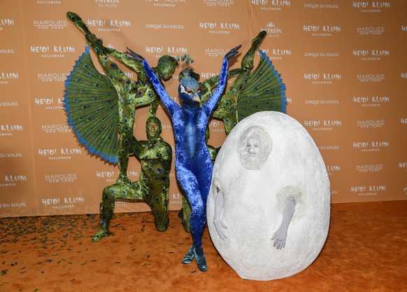 2023: Heidi Klum mit ihrem Ehemann Tom Kaulitz als Pfau und Ei verkleidet. Für ihren Auftritt engagierte sie neun Akrobatinnen und Akrobaten des Cirque du Soleil.